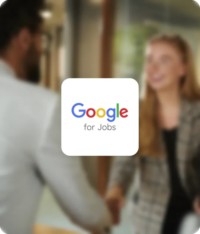 Dame und Herr geben sich die Hand – Google for Jobs Logo im Vordergrund
